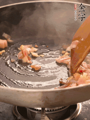 熱油爆香大蒜粒，煸香咸肉丁，淋一勺黃酒調(diào)味。