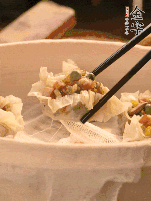 包好的燒賣放在蒸籠上，水開后蒸8分鐘左右。