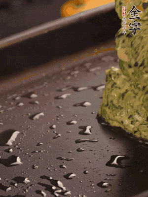 熱鍋擦一下油，下面糊攤平。