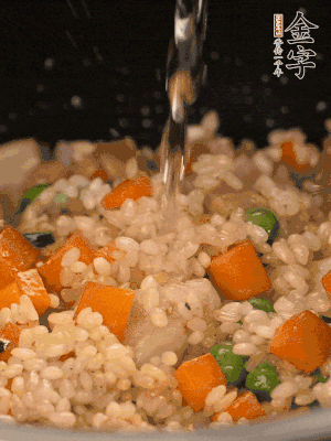 把食材轉(zhuǎn)移到電飯鍋中，倒入點(diǎn)清水，正常煮飯。