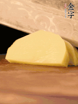 土豆去皮切丁。水開后，放入鍋中煮2-3分鐘，撈出瀝干水分。