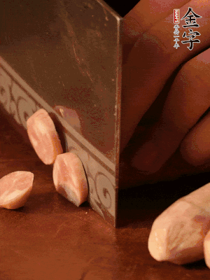金字烤腸切圓片。