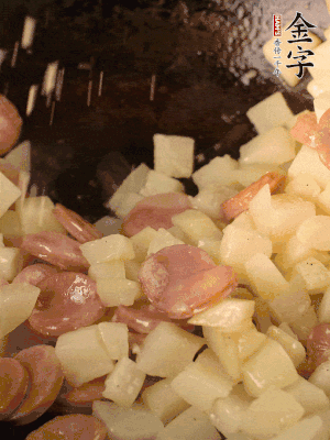 再放烤腸片煎熟。撒點鹽、孜然粉、辣椒面。