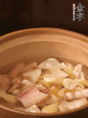 春筍、咸肉、咸肉一起入砂鍋，加姜片、料酒、清水大火煮沸到湯色變白。轉(zhuǎn)小火慢篤半小時。