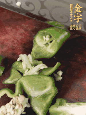 辣椒洗凈斜切成段，蒜切片。