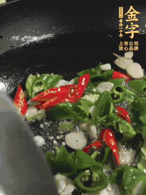 起鍋燒油，加辣椒、蒜片大火翻炒出香味。