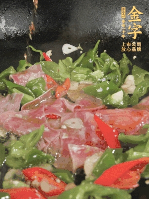 再下蒸炒火腿煸炒，加少許白糖提鮮。