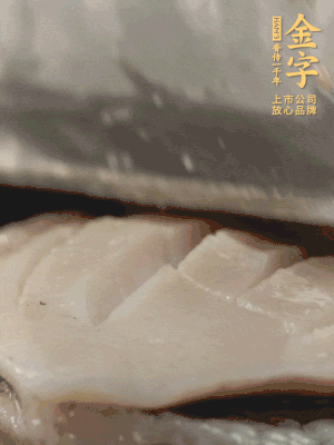 鮑魚用勺子撬出來，去掉內臟和牙齒，加面粉、白醋、鹽、啤酒抓一下，清水洗凈，切花刀。