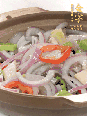砂鍋底鋪上香菜，放上料頭，再放上焯過水的鮑魚殼。