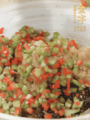 XO醬、蒜蓉醬、青紅椒粒攪拌成醬料。