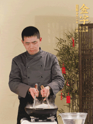 整只土雞冷水下鍋，加蔥姜、料酒焯水，撈出后用溫水清洗干凈。