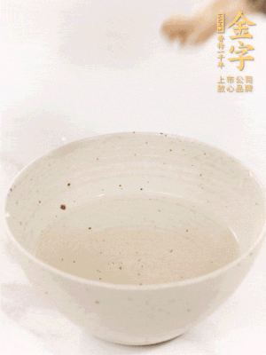 羊肚菌流水洗凈2遍后，溫水泡發(fā)15-20分鐘。