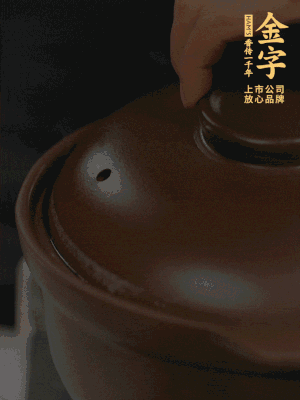 雞、火腿、姜片一起放入砂鍋中，大火轉(zhuǎn)小火燉2小時(shí)。