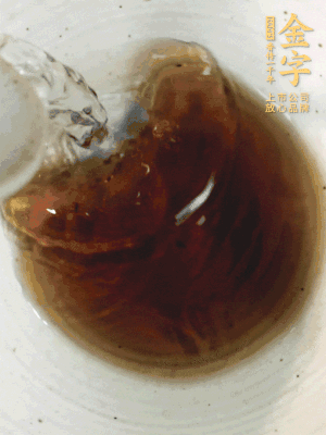 黃酒中加清水、蒸魚豉油、白砂糖混合均勻。
