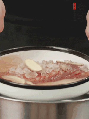置于盤中，加冰糖100g、黃酒100g、水200g，上鍋蒸20分鐘。