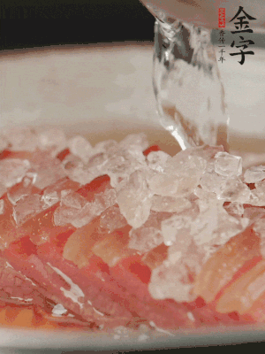 依舊放上冰糖100g、黃酒100g、水200g，鍋中再蒸15分鐘。