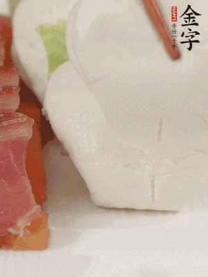 生菜切段，放入荷葉夾。
