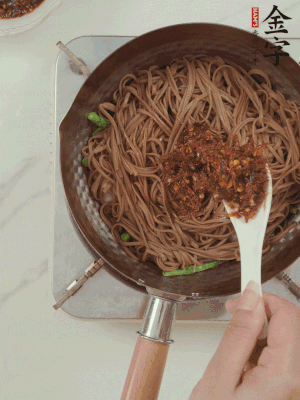 下蕎麥面，淋上少許醬油，加2勺金字火腿大師醬略翻炒即可。
