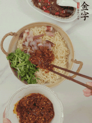 在面上鋪魷魚、香菜、金字火腿大師醬。
