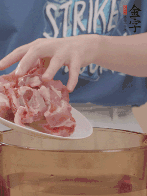 排骨剁小塊，加姜片、料酒沸水下鍋焯水。