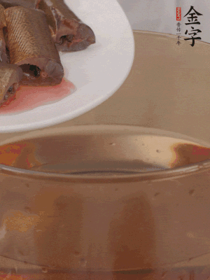 處理干凈的黃鱔段，加姜片、料酒沸水下鍋焯水。撈出用涼水沖洗干凈。