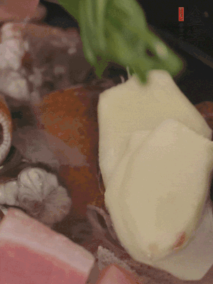 加姜片、蔥結(jié)、料酒。