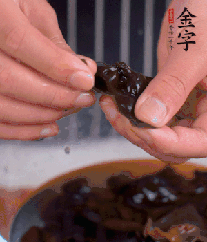 木耳冷水泡發(fā)，處理成小塊。（如果是小木耳就不用切了）