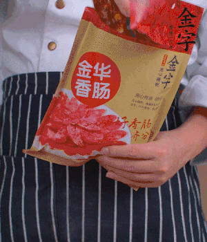 香腸切成斜片，小米辣切成斜片。