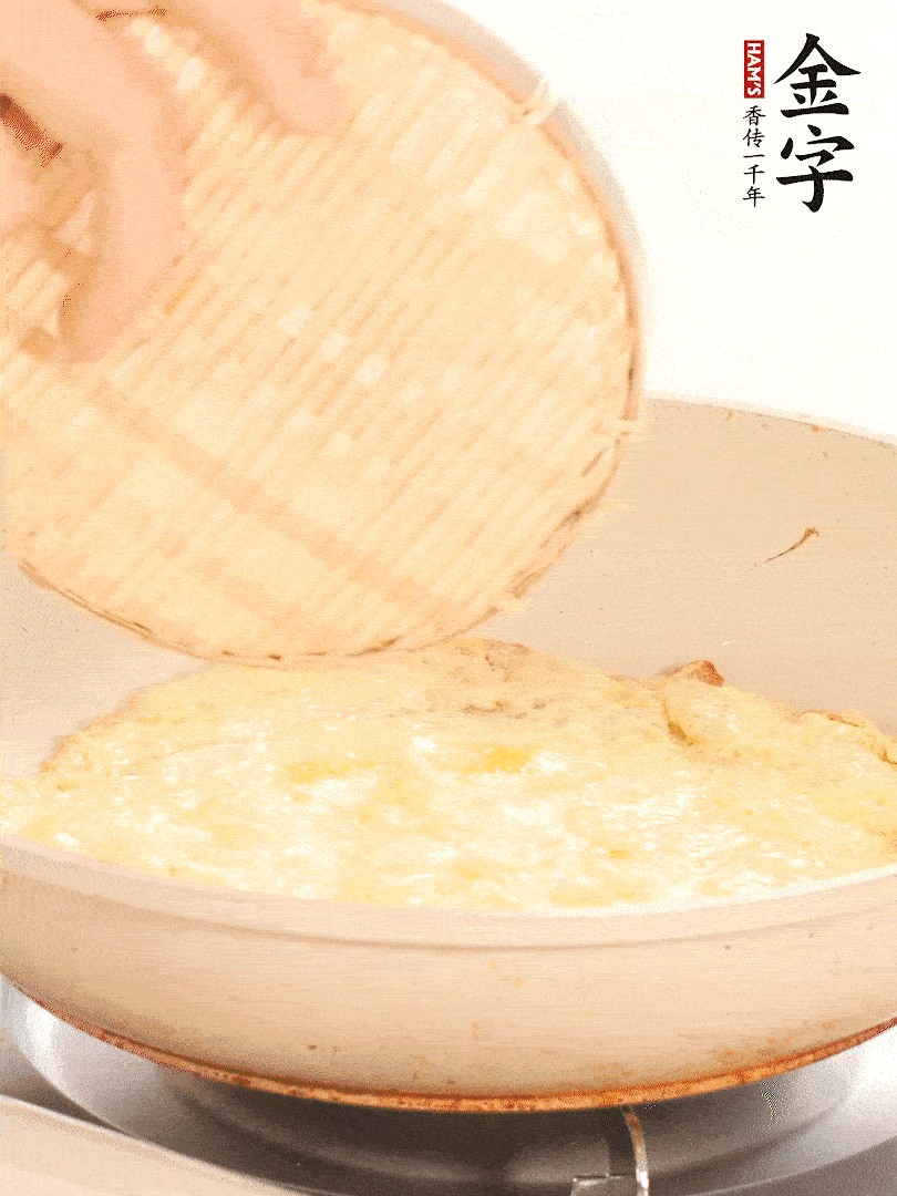 鍋內(nèi)放入少許油，油溫4成熱倒入一個(gè)雞蛋煎熟