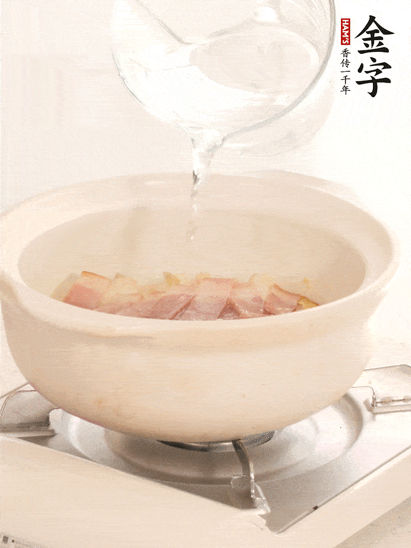放入火腿片，加開(kāi)水，再加入豆腐