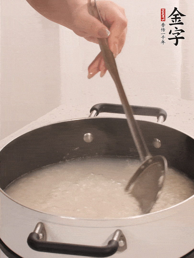 香菇、土豆、胡蘿卜、金字土香腸切小塊。