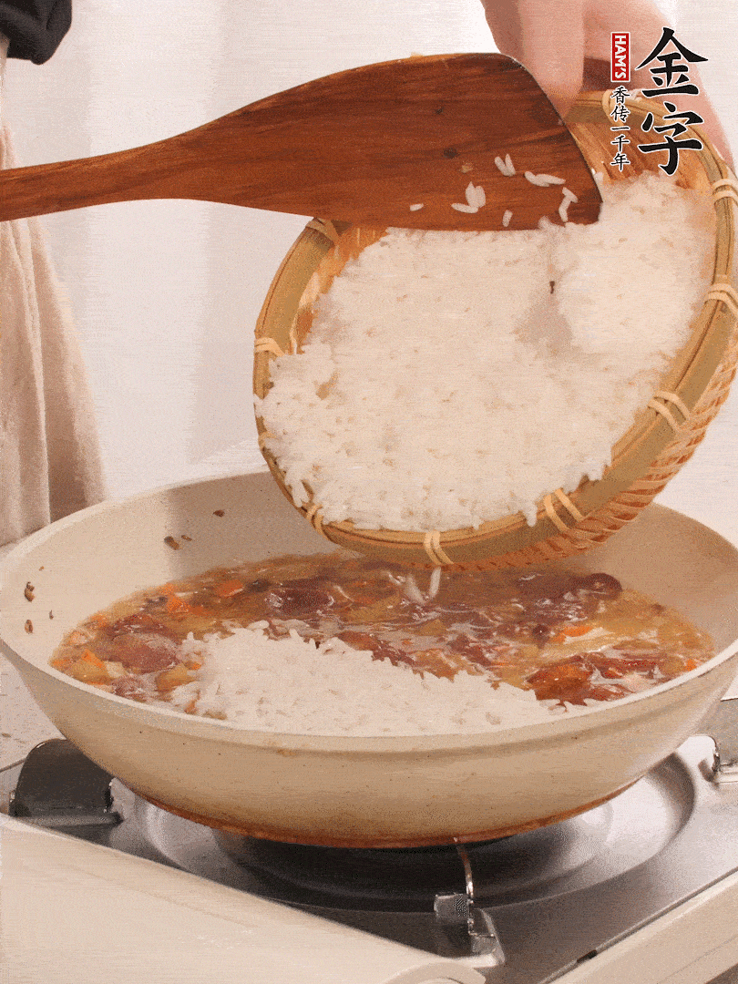 熱鍋燒油，香腸煸出油，加姜片去腥，加土豆、胡蘿卜、香菇翻炒到半熟，隨后加豆角、2小勺鹽、1大勺生抽，煸炒均勻。