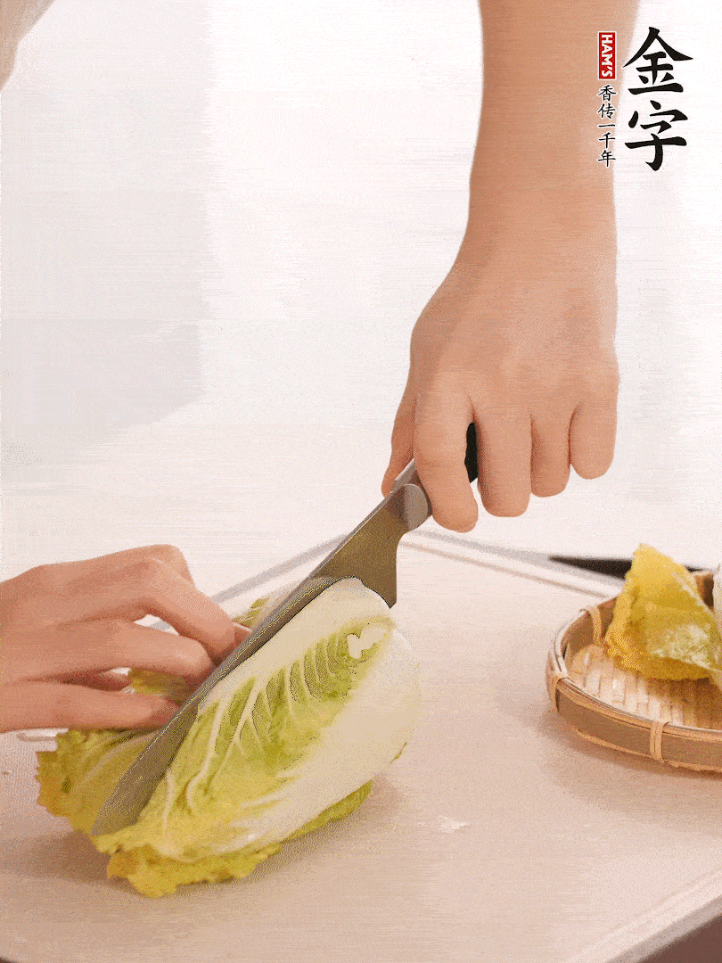 生姜切末，白菜改刀成成塊。