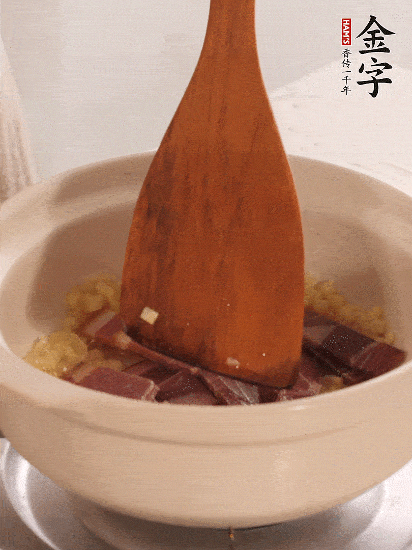 加熱水，加入白菜蓋上蓋子煨煮3分鐘。
