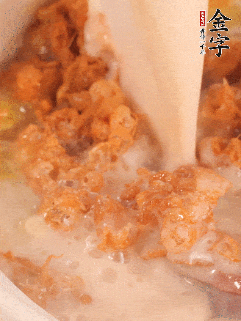 加入蛋酥再煨煮2分鐘，加入豆?jié){。