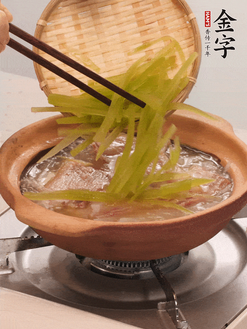 倒入熱水煮開后，轉(zhuǎn)小火燉煮10分鐘，呈奶白色湯底。
