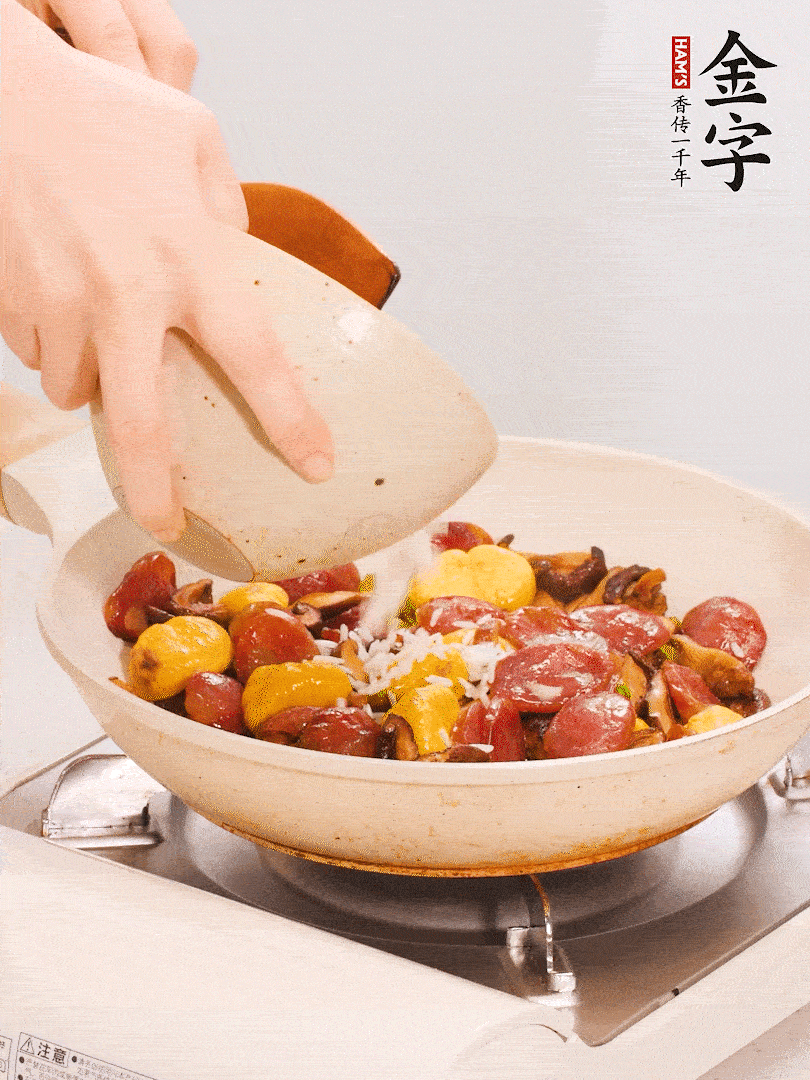 把米淘洗干凈，放入切好的香菇、板栗、毛豆。