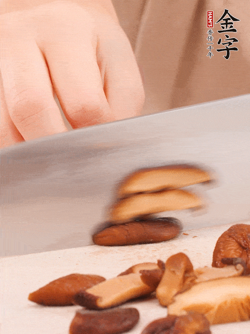干香菇泡發(fā)，切成小塊。