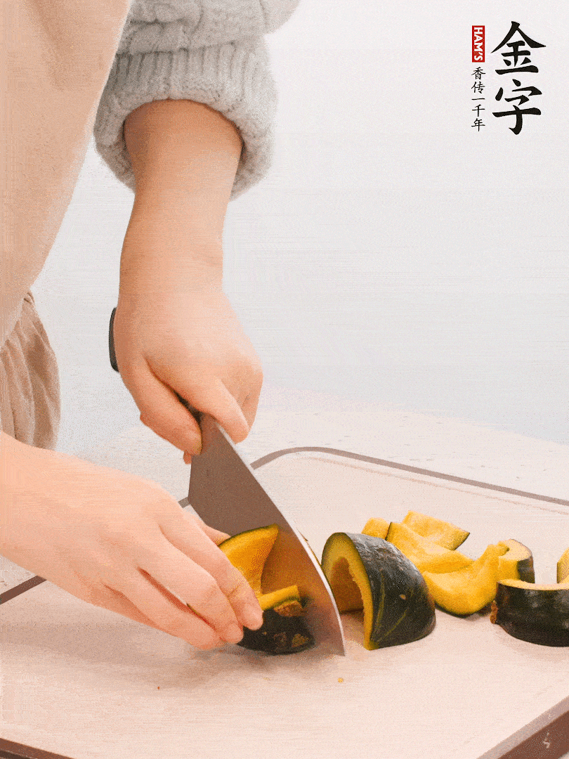 貝貝南瓜切小塊，生姜切成姜絲。