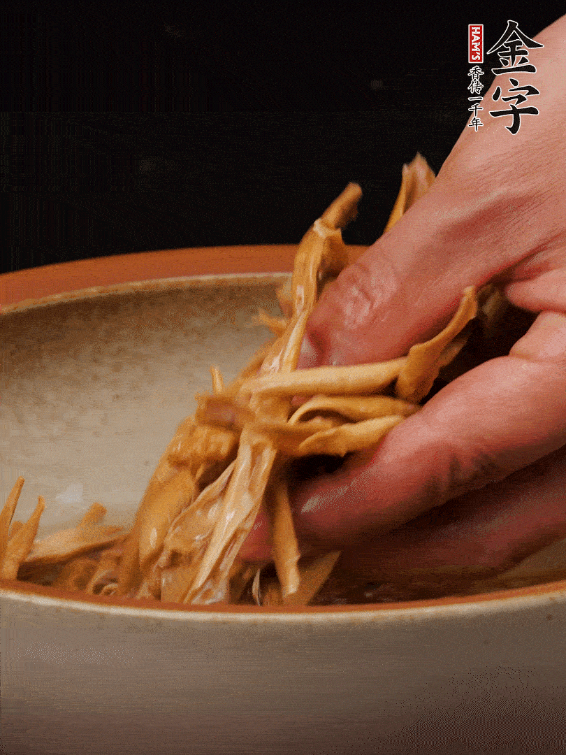 農(nóng)家土筍尖提前泡軟，用刀劃成細絲，這樣會更加入味。