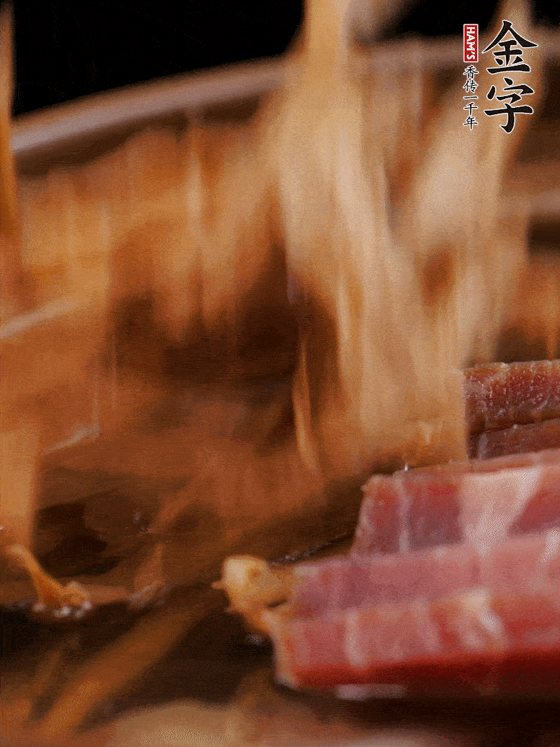 大筒骨、金字火腿、姜片、黃酒一起放入砂鍋，加筍干燉煮40分鐘。（如果家里有高壓鍋，用高壓鍋把高湯壓出來更鮮濃。）