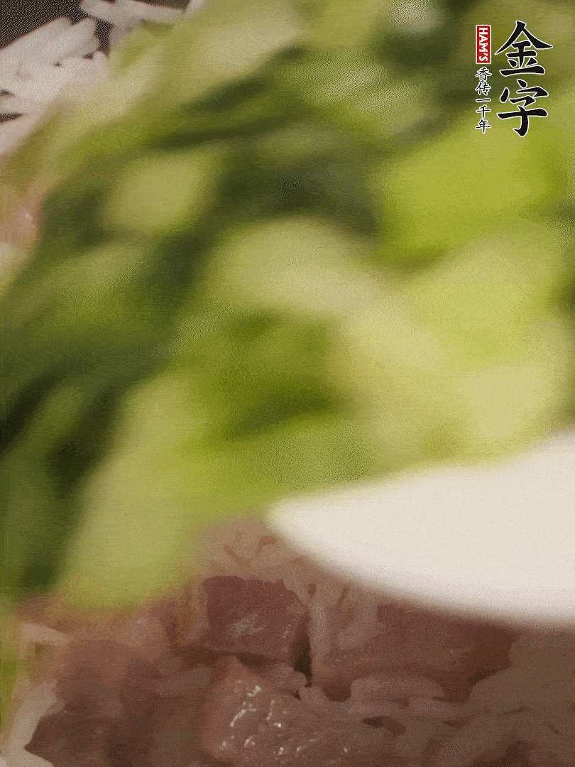 將燜煮好的米飯，倒入炒熟的蔬菜中，翻炒均勻鍆繼續(xù)燜煮5分鐘