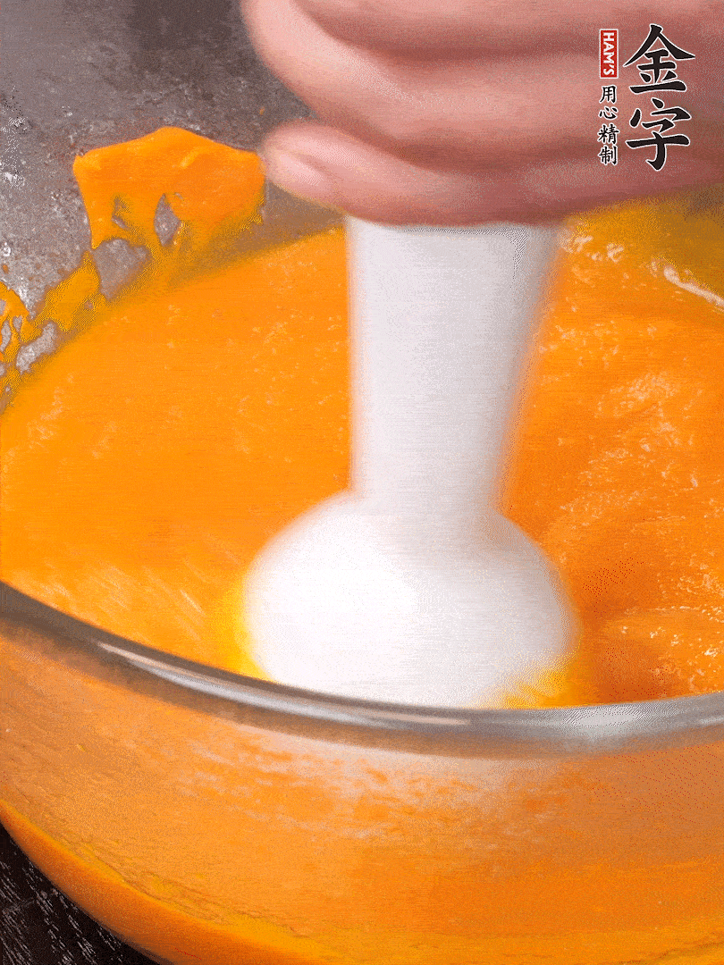 300g南瓜，去皮去瓤切滾刀塊，大火蒸8分鐘，料理機(jī)打成泥，篩網(wǎng)過(guò)篩成泥