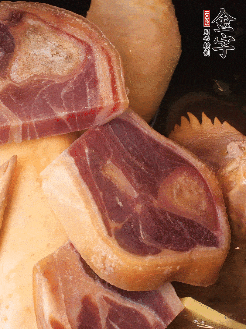 火踵、老母雞加蔥、姜、料酒、清水，大火燒開(kāi)后轉(zhuǎn)小火，燉1小時(shí)
