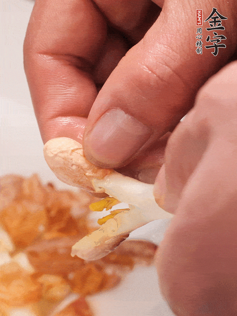 花生芽切段。開水焯水1分鐘，去掉頂部的花生皮