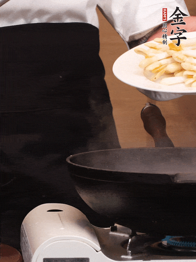 鍋中少許油，下花生芽