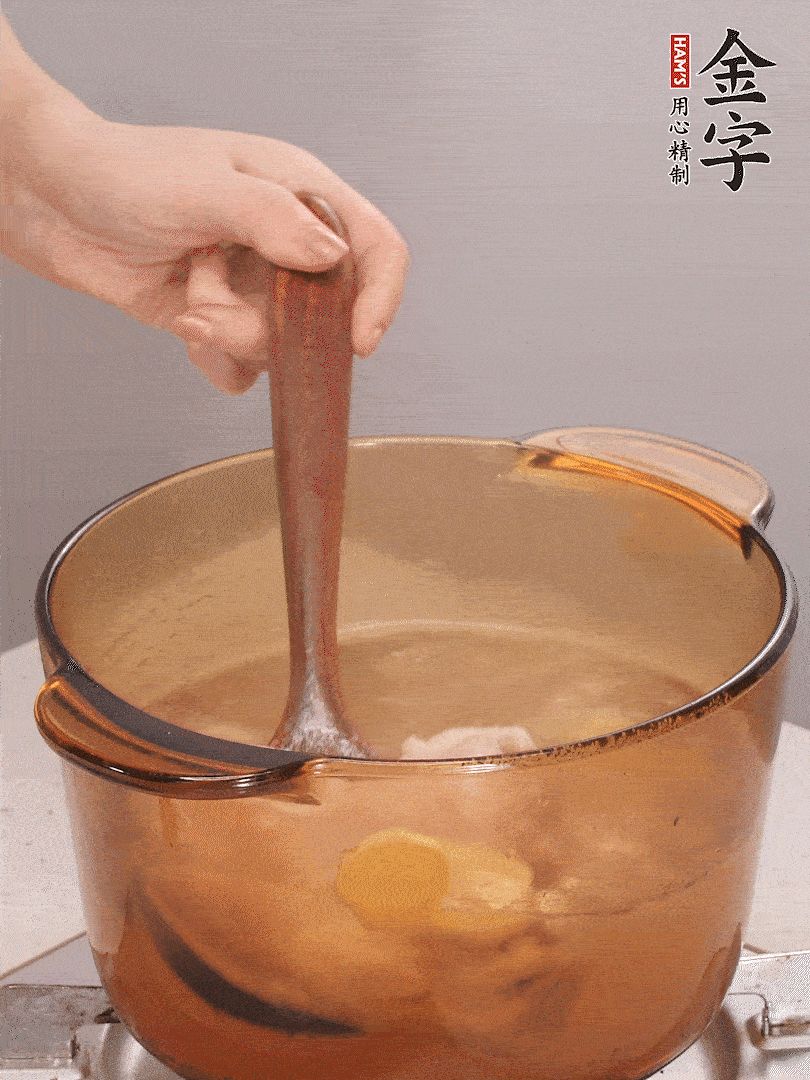 鴨腿冷水下鍋，加姜片、料酒焯水