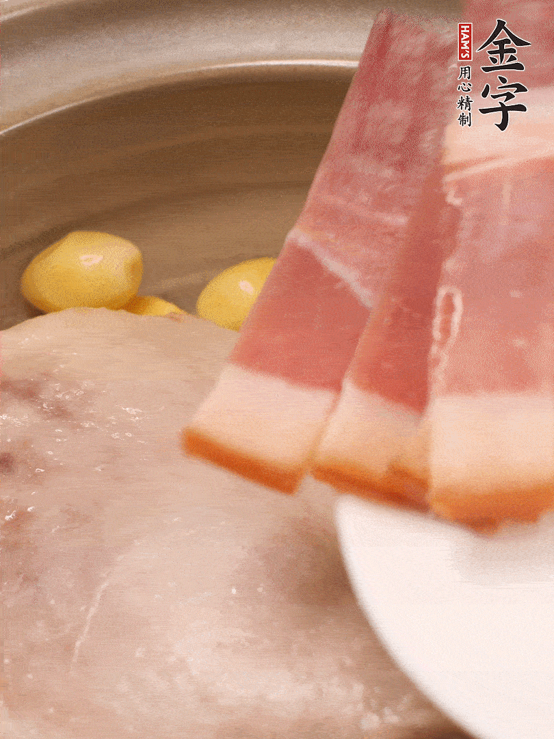 鴨肉、白果、火腿、生姜一起放入砂鍋，清水沒過食材，大火燉煮1小時