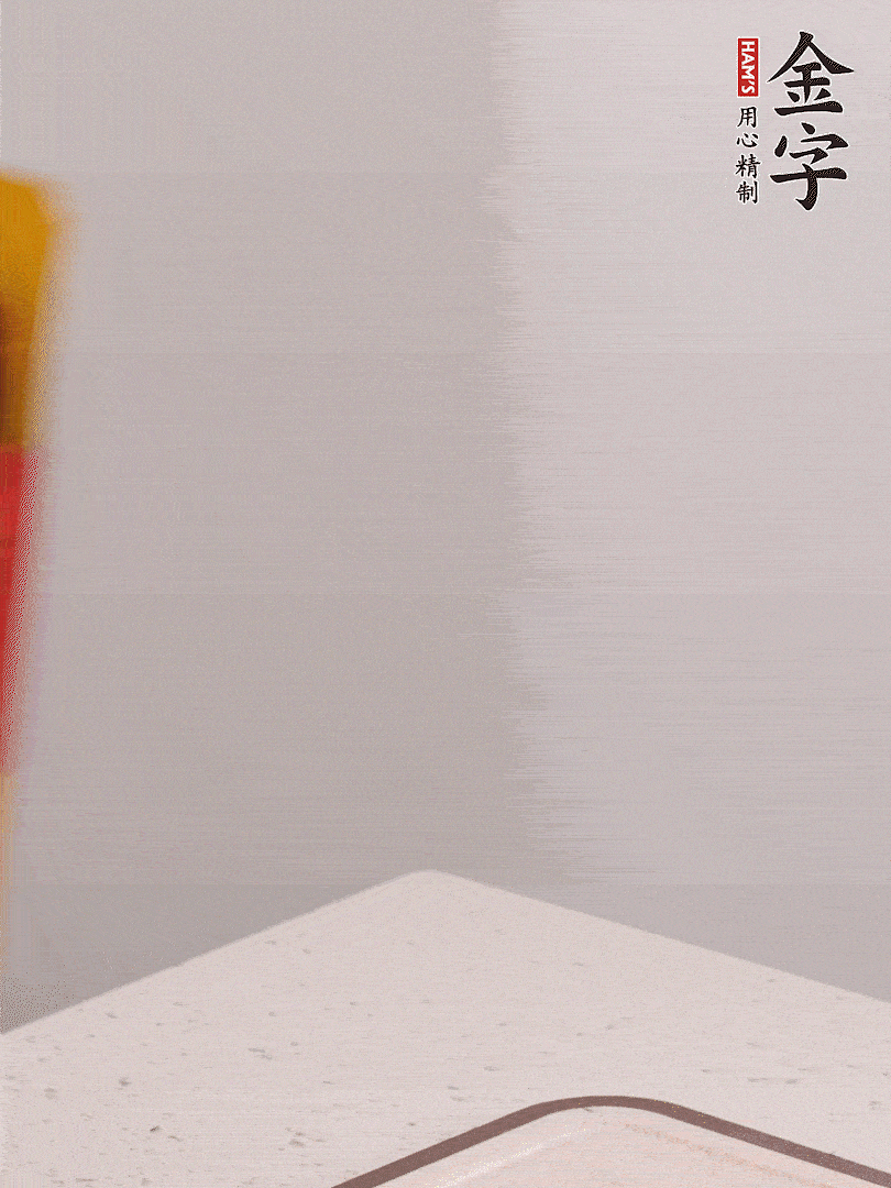 金字火腿切片，溫水浸泡5分鐘，將牛腩放鍋中，倒入比食材多2倍的清水，加姜焯水