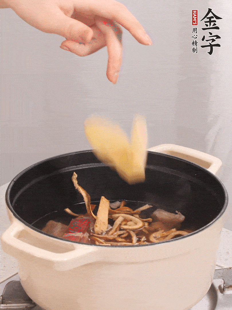 鍋中放牛腩、火腿，然后放入比食材多3倍的水；再放橘子皮、姜片、白胡椒粒燉煮90分鐘